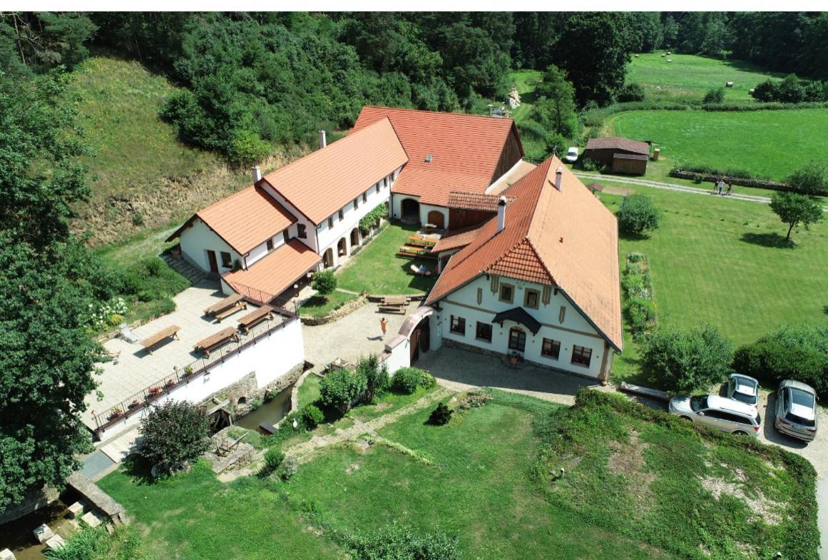 Hotel Trilety Mlyn à Police  Extérieur photo