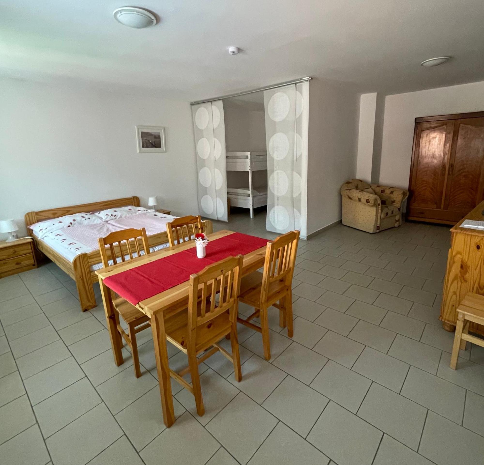 Hotel Trilety Mlyn à Police  Extérieur photo